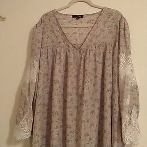 💕💥Like New Suzanne Betro Lightweight Bell Sleeve Blouse